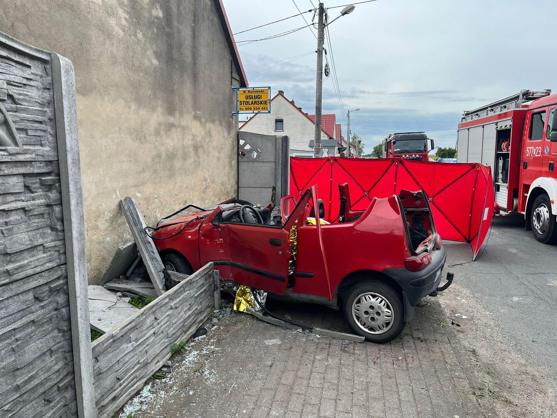 24-latek w seicento wjechał w betonowe ogrodzenie. Strażacy musieli rozciąć auto, żeby go wyciągnąć
