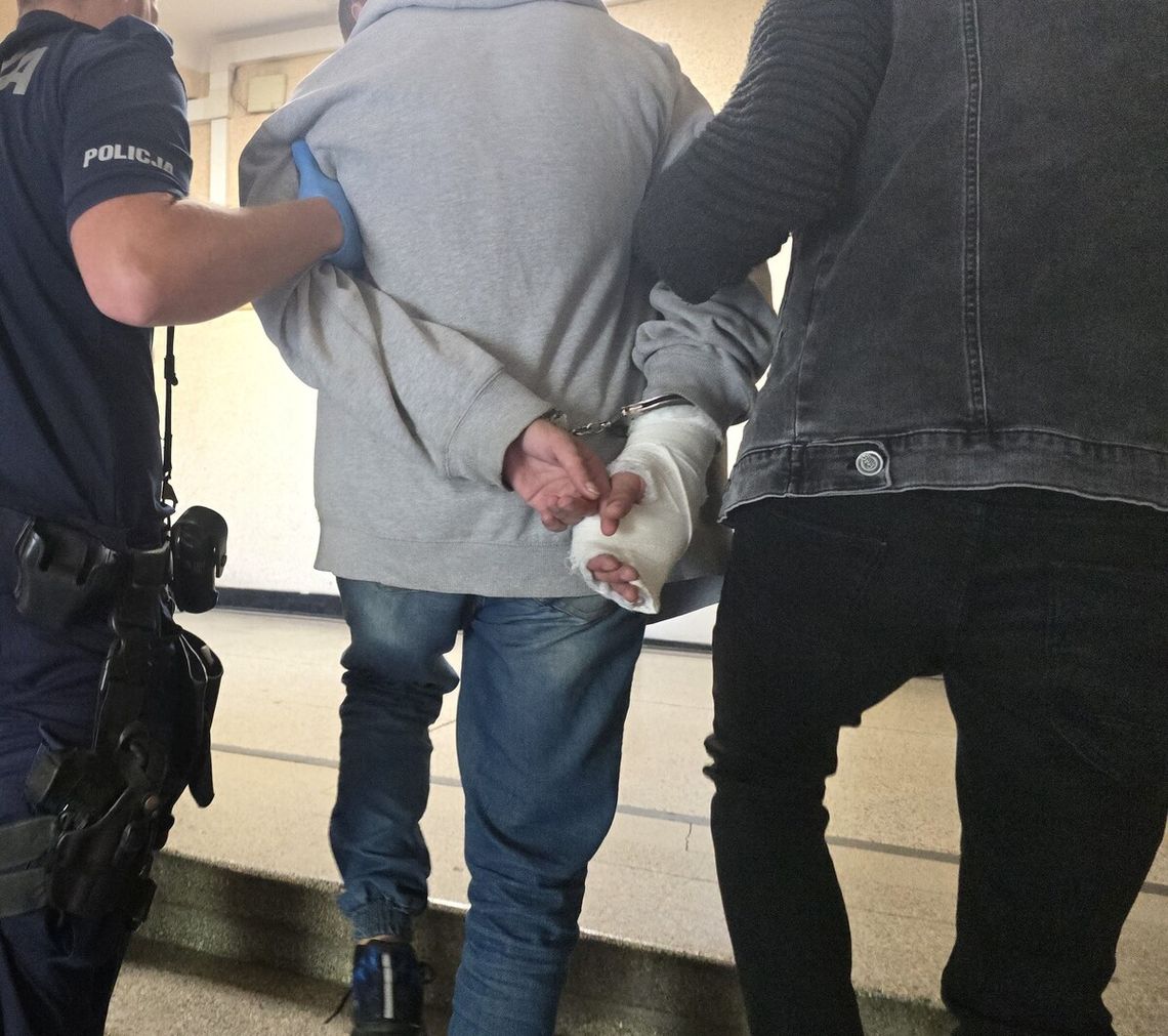 24-latek wziął kamień z budowy i rzucił w komendę. Od razu uciekł, ale wrócił 24-latek wziął kamień z budowy i rzucił w komendę. Od razu uciekł, ale wrócił
