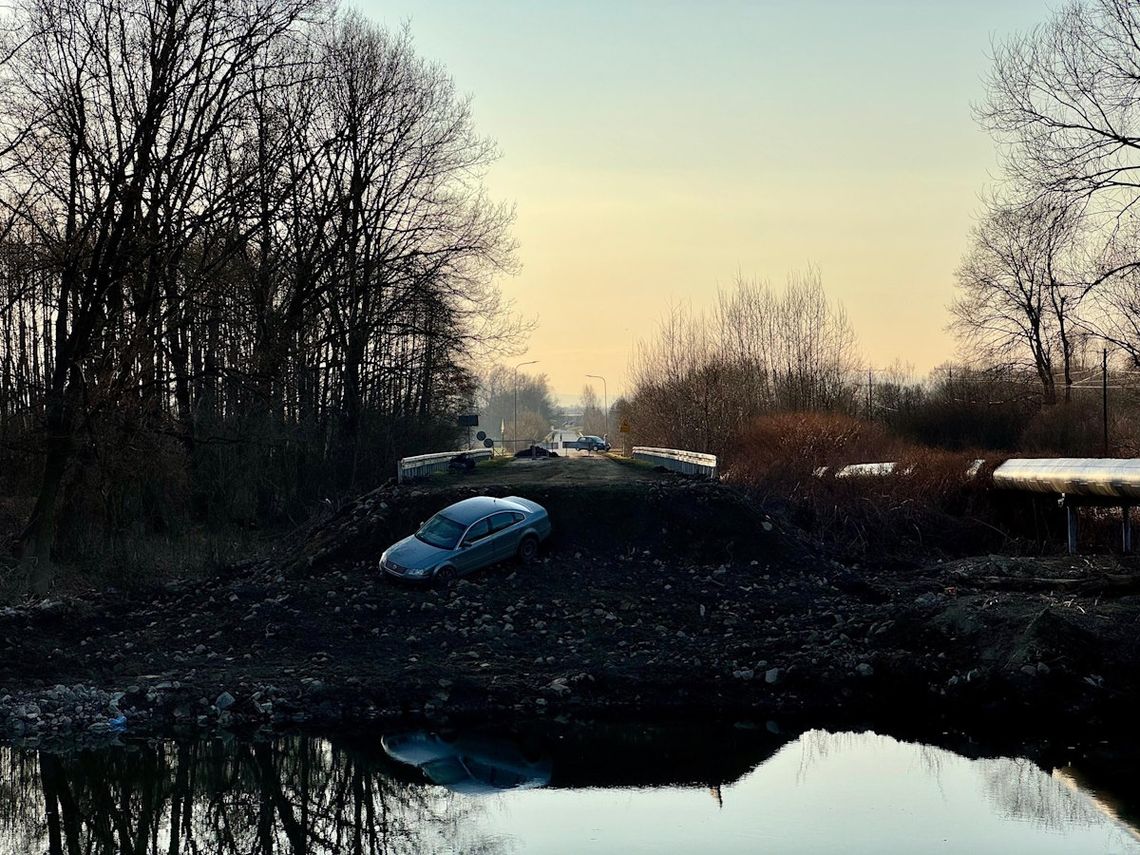24-latka ominęła bariery i wjechała na most, którego nie ma. Auto spadło do koryta rzeki [FOTO]
