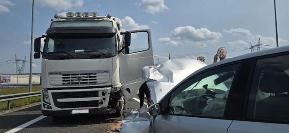 24-latka się zamyśliła i wjechała pod prąd na ekspresówkę. Miała bliskie spotkanie z tirem