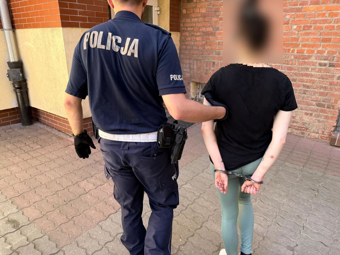 24-latka zatrzymana z narkotykami na własne życzenie. Przeszła przez jezdnię w niedozwolonym miejscu