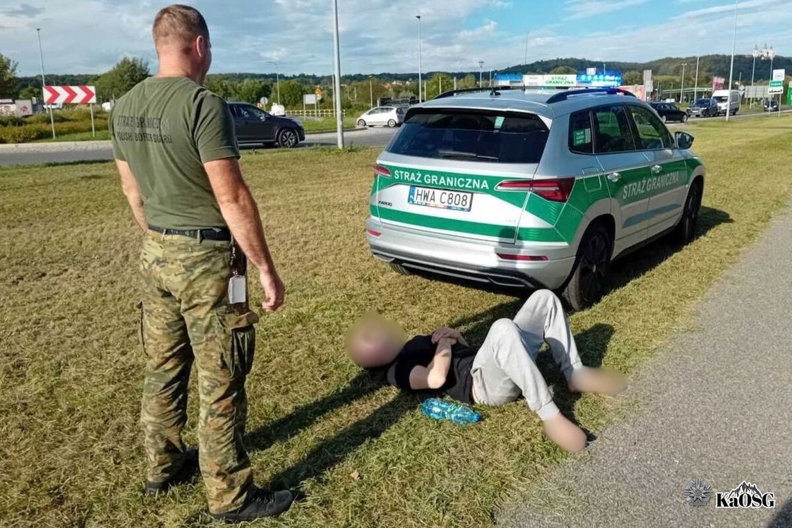 25-latek boso biegł środkiem jezdni. Twierdził, że gonią go demony, skończył w karetce 25-latek boso biegł środkiem jezdni. Twierdził, że gonią go demony, skończył w karetce