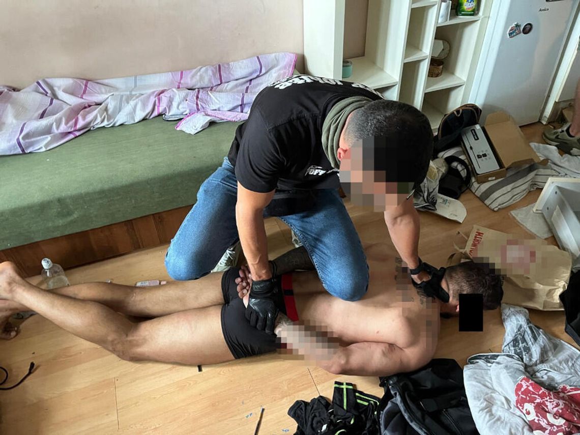 25-latek i koleżanka napadli na salon gier. Użyli gazu i siły, potem uciekli z pieniędzmi 25-latek i koleżanka napadli na salon gier. Użyli gazu i siły, potem uciekli z pieniędzmi