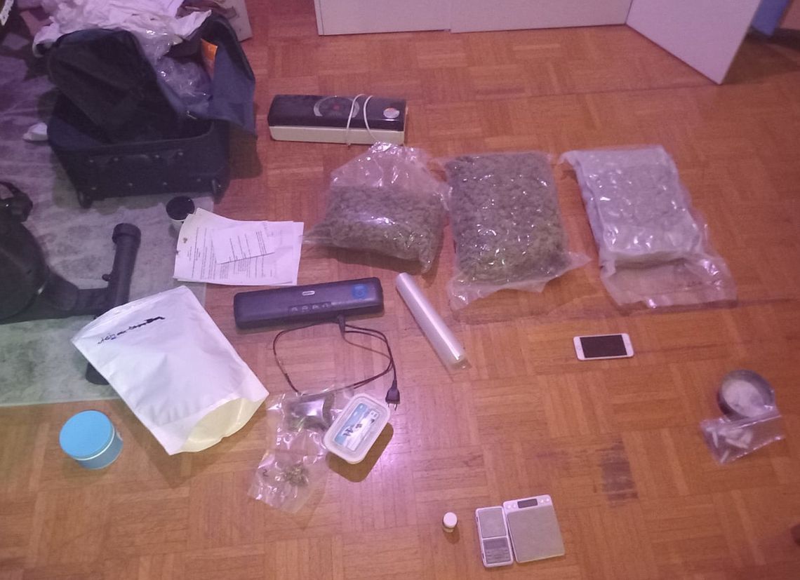 25-latek miał w mieszkaniu "lokalny" magazyn narkotyków. Został zatrzymany i tymczasowo aresztowany