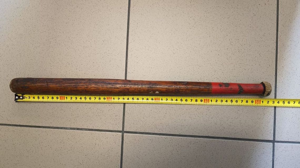 25-latek pobił mężczyznę kijem bejsbolowym. Chciał wymusić zmianę zeznań obciążających jego brata