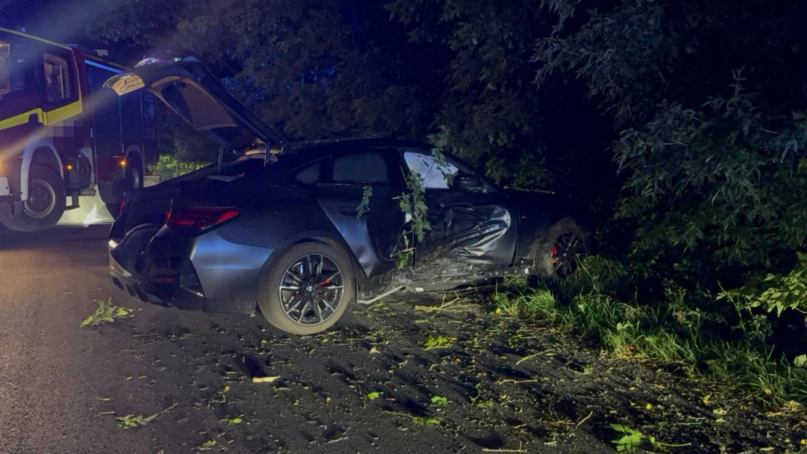 25-latek popisywał się driftem przed koleżanką. Rozbił BMW, został ranny i stracił prawo jazdy 25-latek popisywał się driftem przed koleżanką. Rozbił BMW, został ranny i stracił prawo jazdy