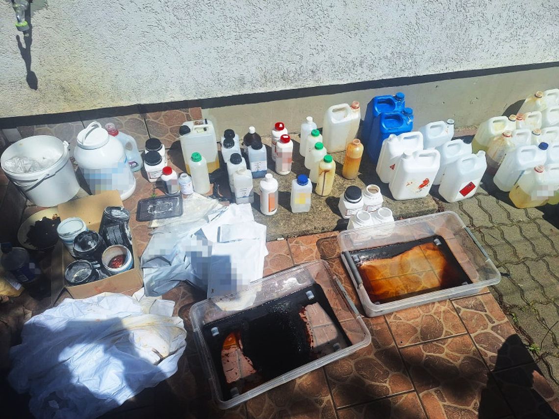 25-latek produkował syntetyczne narkotyki. Miał laboratorium w wynajmowanym mieszkaniu