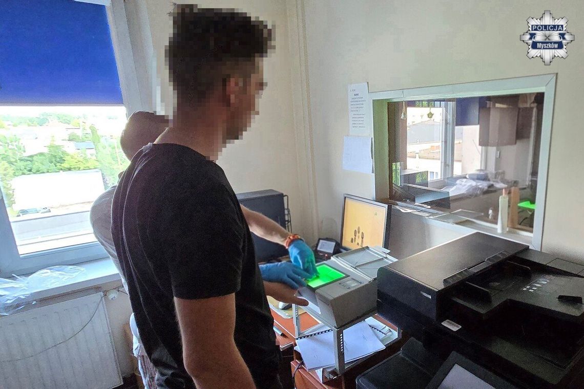 25-latek wsiadł za kierownicę mimo trzech zakazów. Po kolizji wydmuchał 3,3 promila 25-latek wsiadł za kierownicę mimo trzech zakazów. Po kolizji wydmuchał 3,3 promila