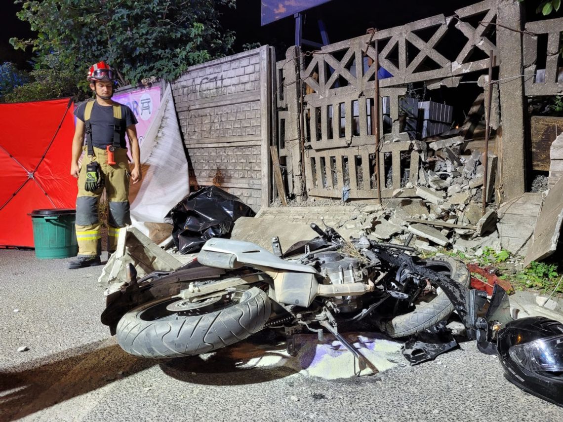 25-latek z impetem wjechał hondą w betonowy płot. Motocyklista zginął na miejscu