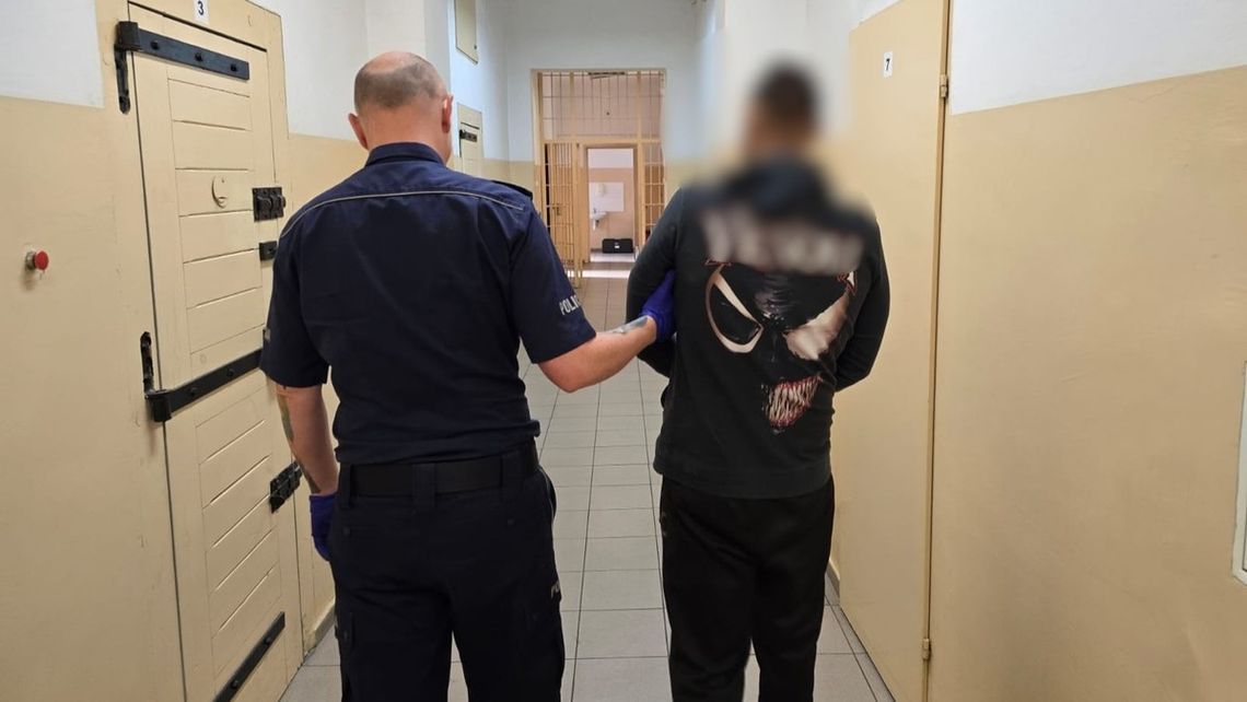 25-latek zaskoczony z torbą pełną gotówki. Nie potrafił wytłumaczyć, skąd ma 75 tysięcy złotych