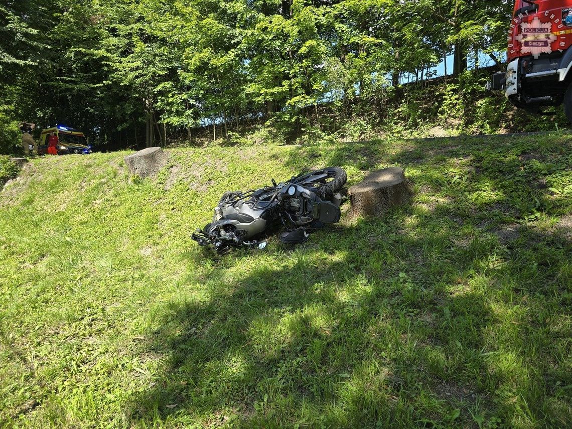 25-letni motocyklista zginął po uderzeniu w drzewo. Najprawdopodobniej zawiniła nadmierna prędkość 25-letni motocyklista zginął po uderzeniu w drzewo. Najprawdopodobniej zawiniła nadmierna prędkość