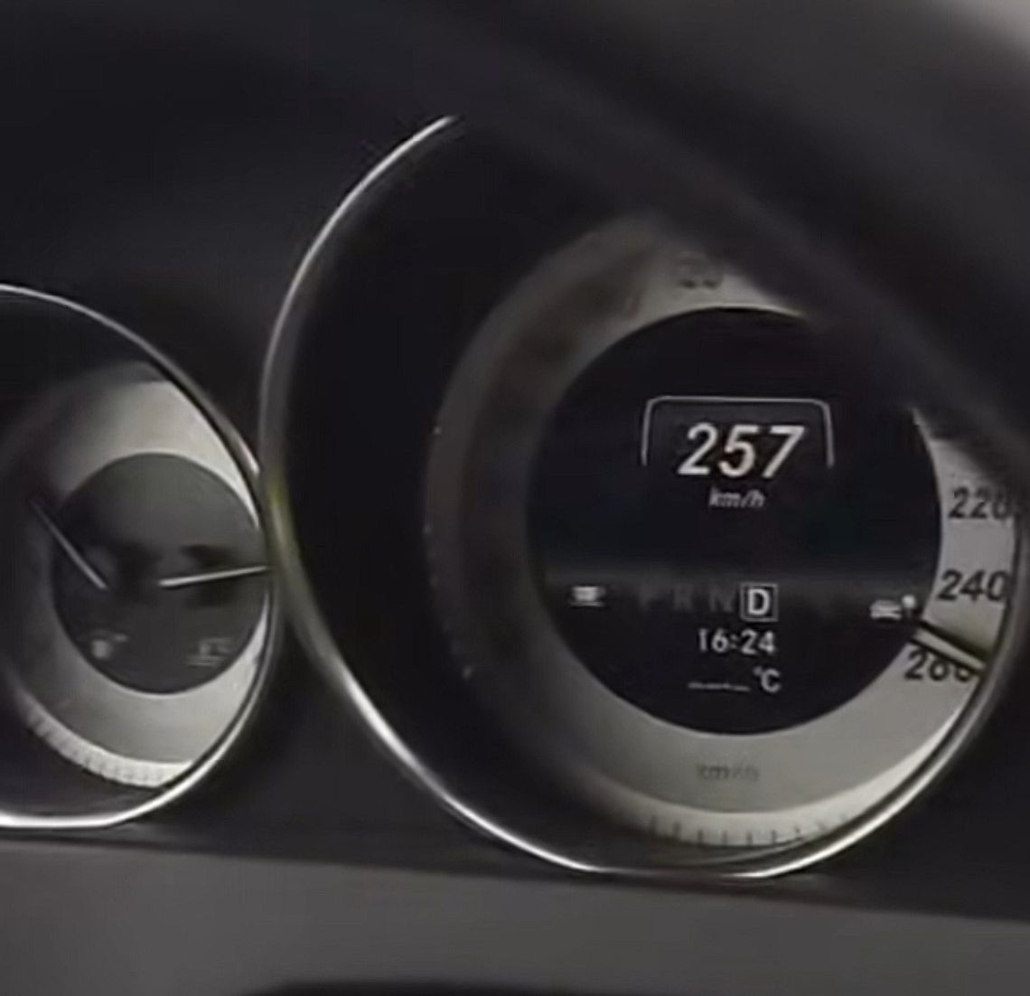 257 km/h na ekspresówce. Kierowca pochwalił się nagraniem w sieci i tak ściągnął na siebie policję 257 km/h na ekspresówce. Kierowca pochwalił się nagraniem w sieci i tak ściągnął na siebie policję