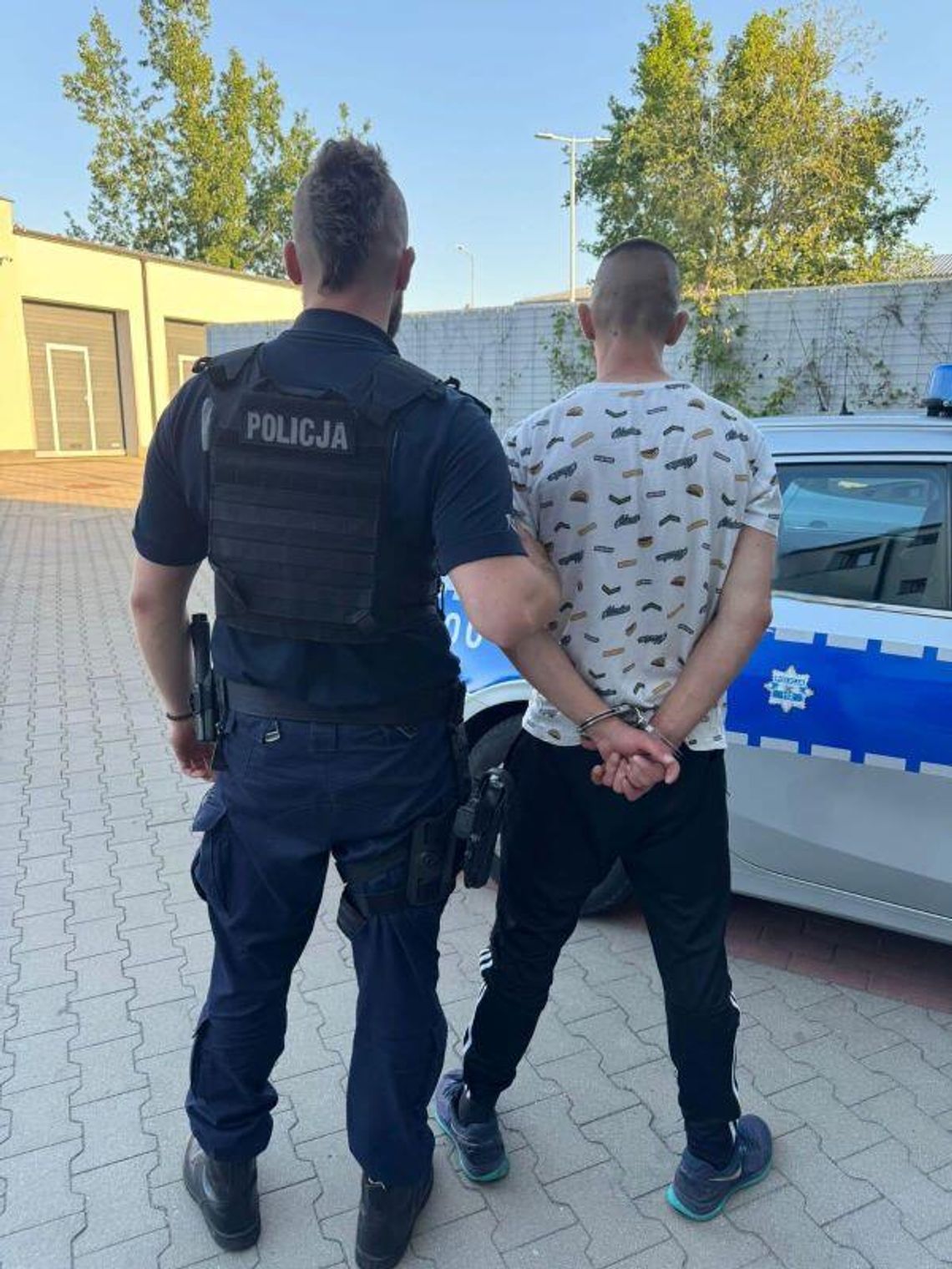 26-latek jechał rowerem przez park z otwartym piwem w ręku. W "nerce" miał różne narkotyki