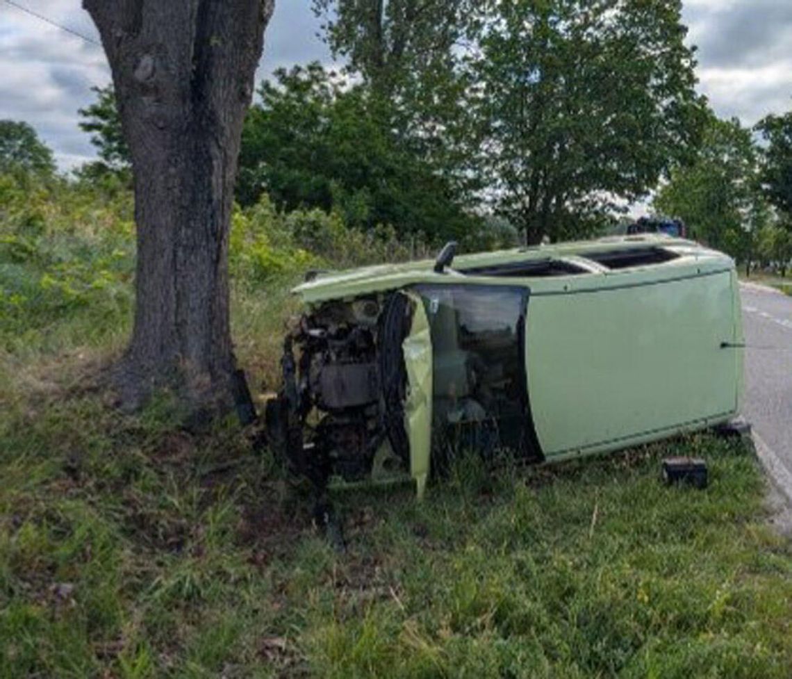 26-latek nie opanował Pandy i rozbił się na drzewie. Był uwięziony w środku 26-latek nie opanował Pandy i rozbił się na drzewie. Był uwięziony w środku