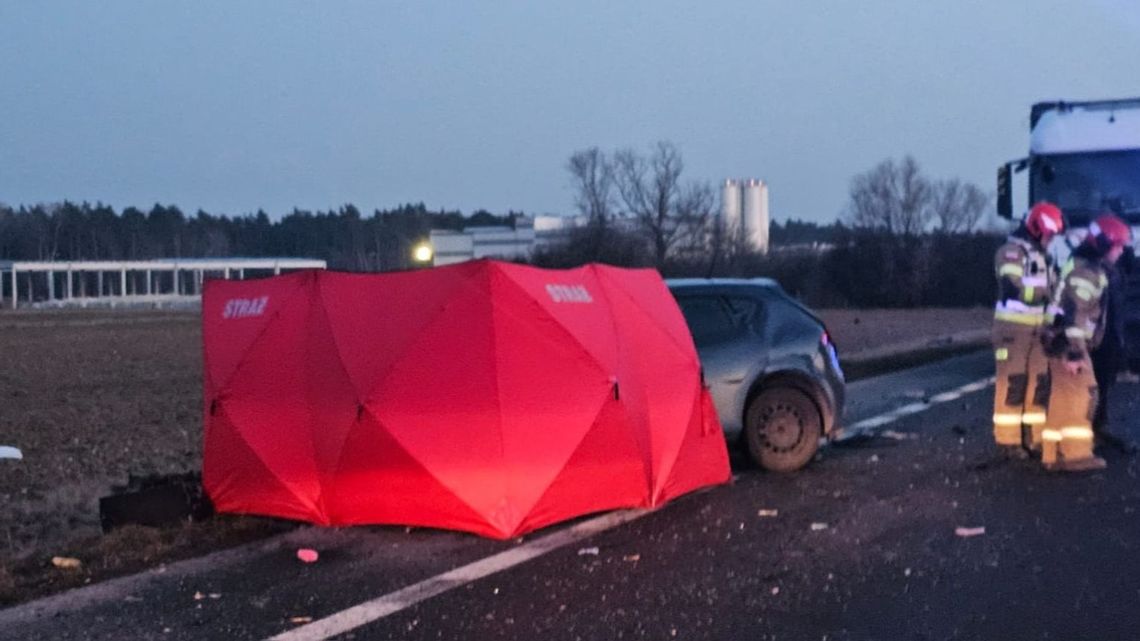 26-latek odpowie za spowodowanie wypadku, w którym zginęły trzy osoby. Chciał "tylko" wyprzedzić ciężarówkę