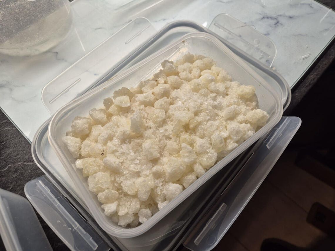 26-latek podejrzewany o posiadanie narkotyków. Podczas nalotu policjanci znaleźli pół kilo mefedronu