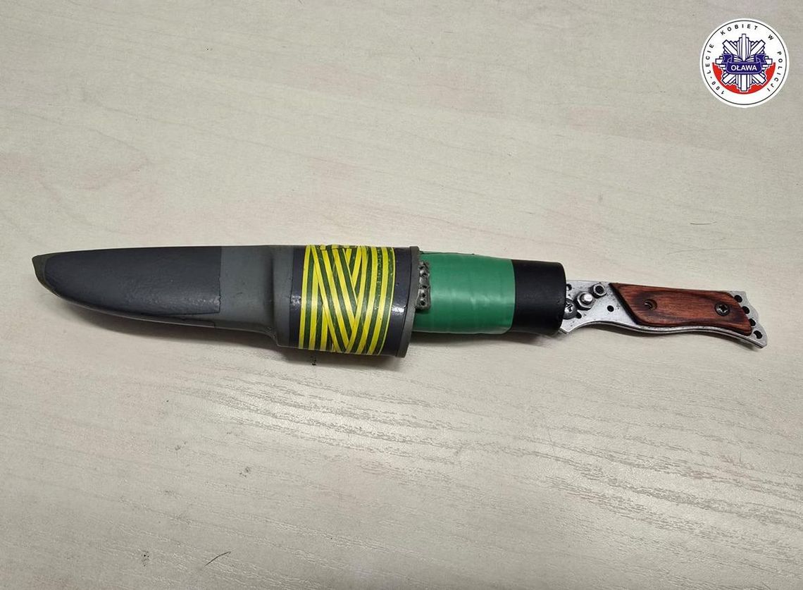 26-latek spanikował na widok policji. Miał przy sobie rurkę od odkurzacza, a w niej nóż i narkotyki