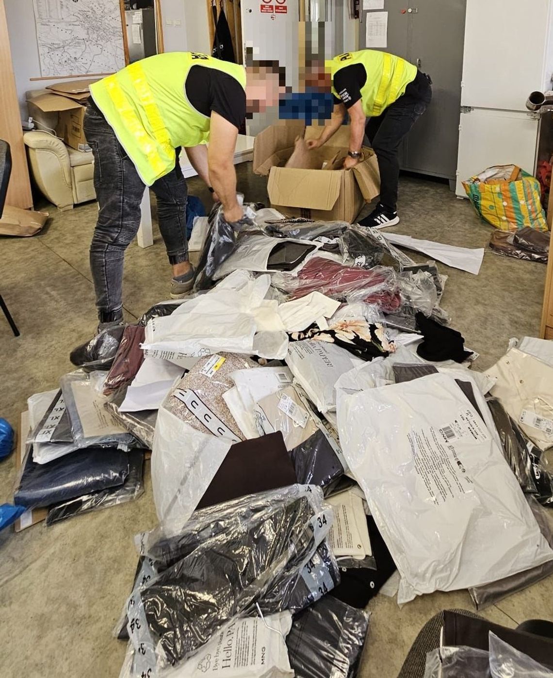 26-latek ukradł odzież o wartości 160 tysięcy złotych! Recydywiście grozi kara do 7,5 roku więzienia 26-latek ukradł odzież o wartości 160 tysięcy złotych! Recydywiście grozi kara do 7,5 roku więzienia