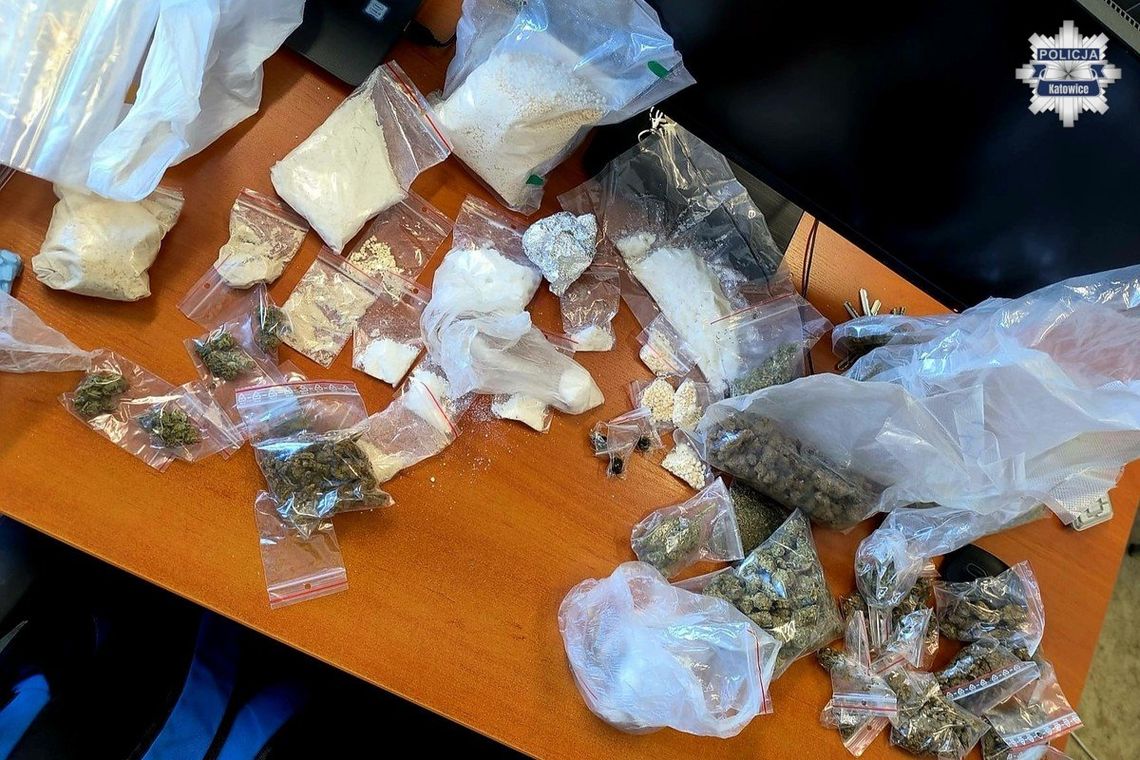 26-latek urządził magazyn narkotykowy na strychu. Policjanci przejęli prawie 1,5 towaru