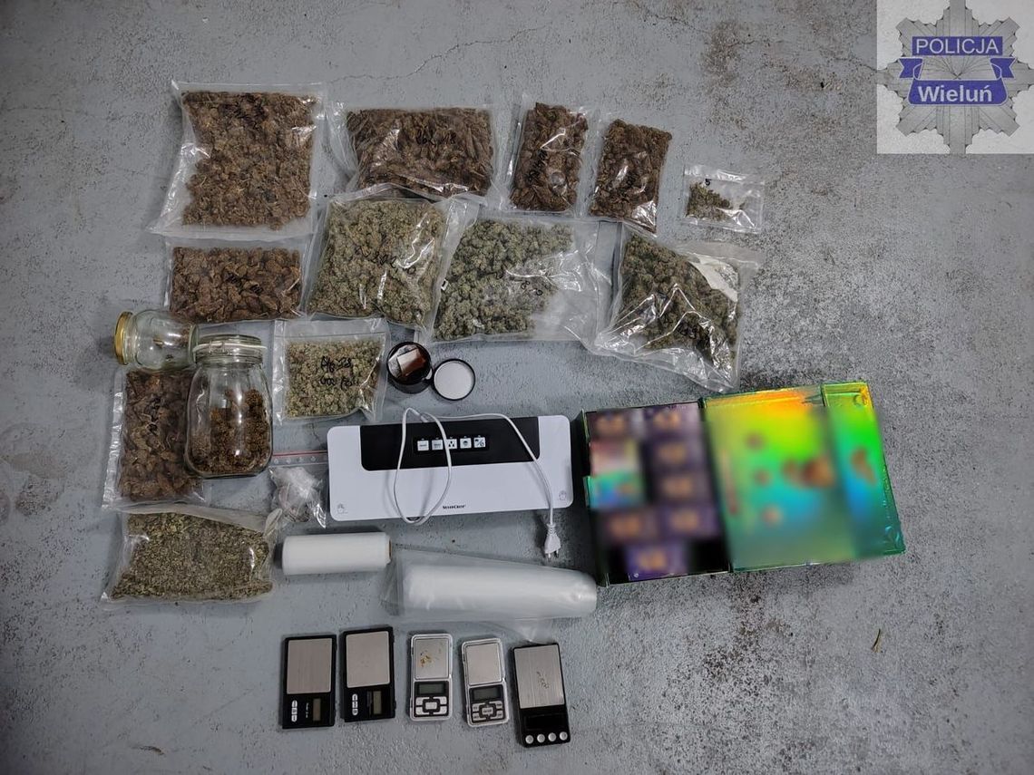 26-latek wybrał się do kolegi i zatrzymali go policjanci. W mieszkaniu miał ponad 2 kg narkotyków