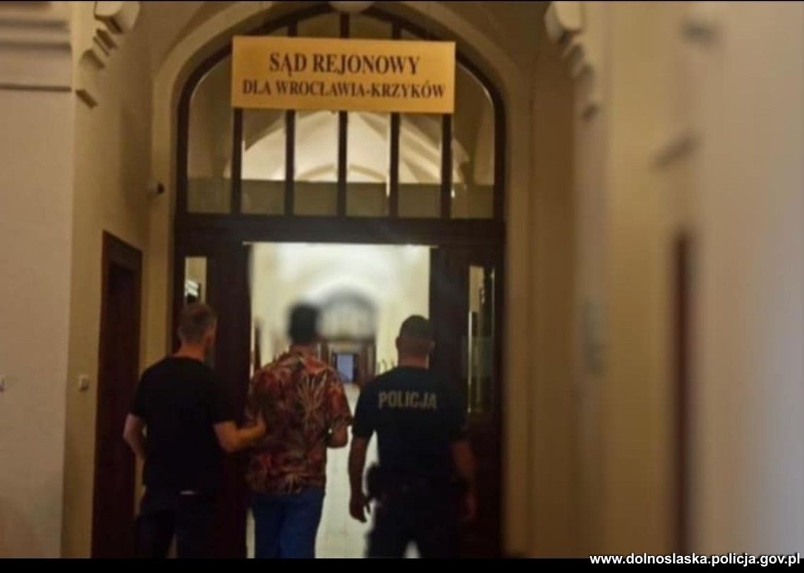 26-latek zatrzymany na ulicy z dużą ilością narkotyków nie chciał poddać się po dobroci. Ugryzł policjanta