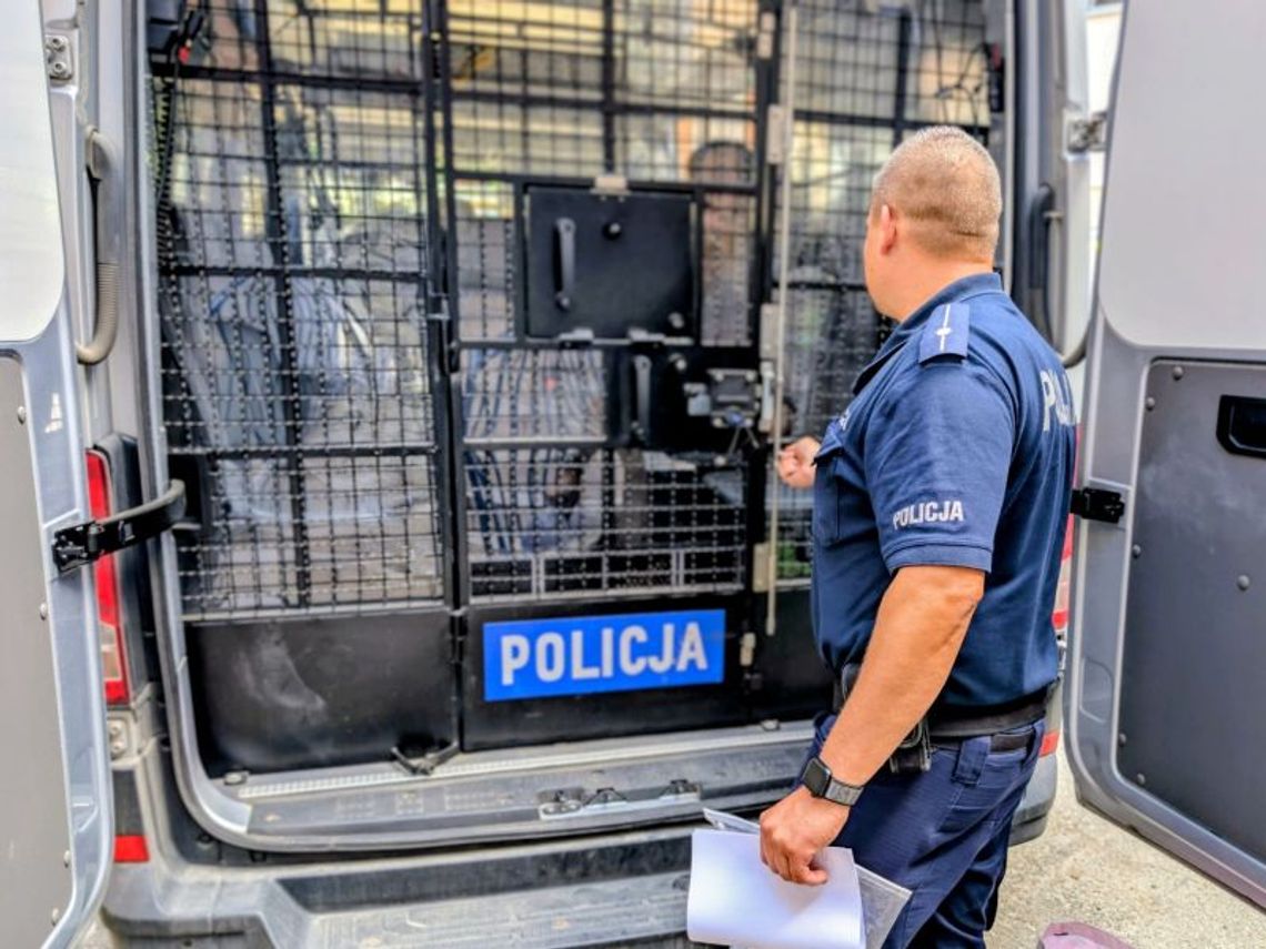 26-latka pod wpływem narkotyków miała 3 dzieci pod opieką. Kobieta jest ścigana za dilerkę 26-latka pod wpływem narkotyków miała 3 dzieci pod opieką. Kobieta jest ścigana za dilerkę