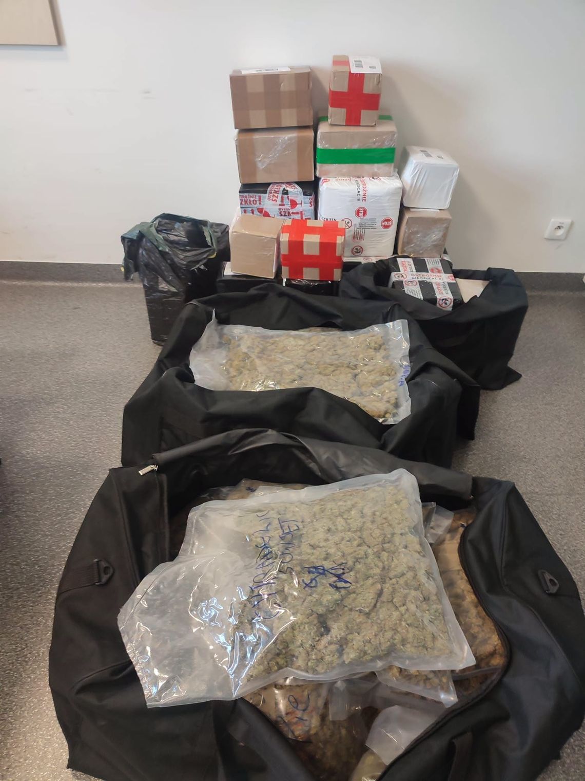 26-letni diler rozsyłał marihuanę do paczkomatów. Znaleźli u niego ponad 27 kg narkotyku 26-letni diler rozsyłał marihuanę do paczkomatów. Znaleźli u niego ponad 27 kg narkotyku