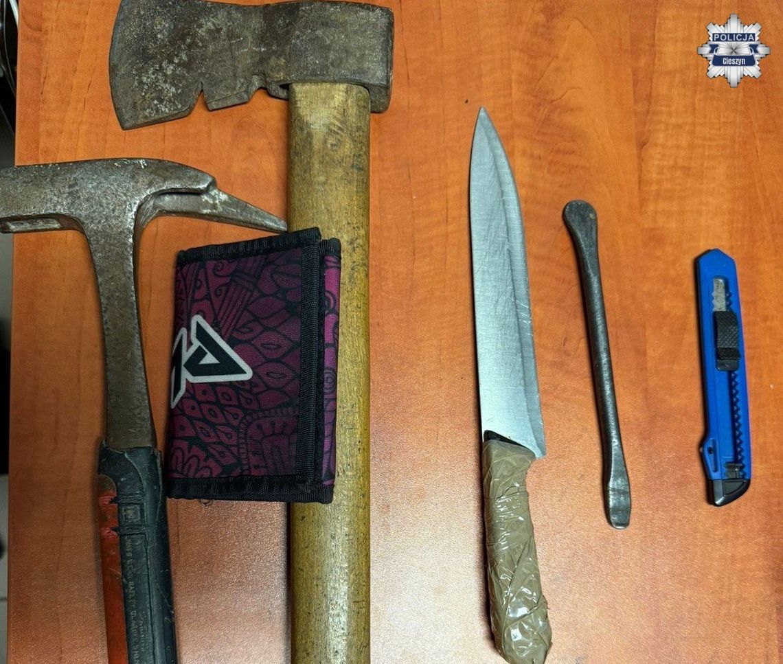 27-latek chodził po osiedlu z takim sprzętem. Szukali go za kradzież rozbójniczą alkoholu