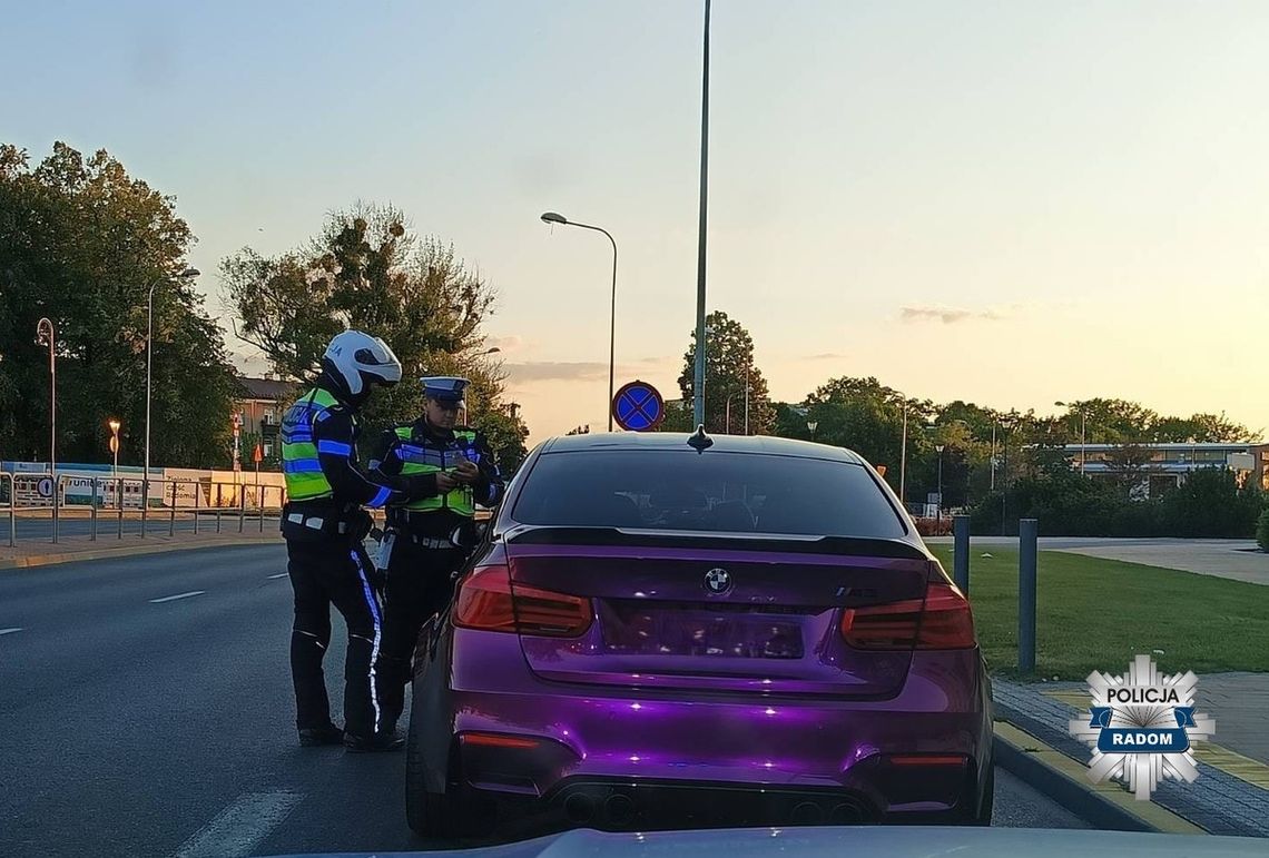 27-latek driftował BMW na ulicy. Jego popisy przerwali policjanci, którzy zatrzymali mu prawko