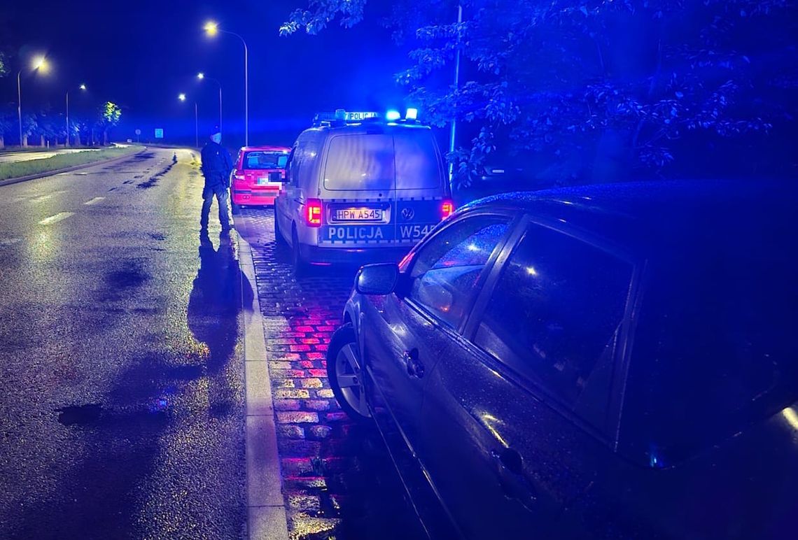 27-latek jechał mimo zakazu. Poprosił koleżankę o odbiór auta, dziewczyna przyjechała pijana