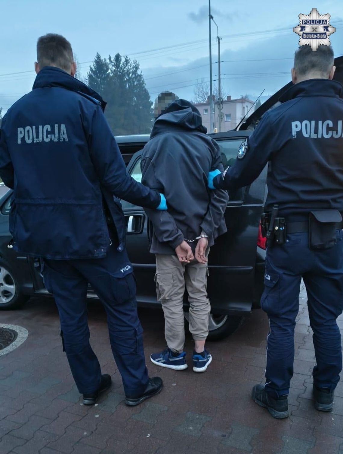 27-latek ukradł auto i pojechał kraść wafelki w sklepie. Wpadł, bo nie umiał uruchomić wozu 27-latek ukradł auto i pojechał kraść wafelki w sklepie. Wpadł, bo nie umiał uruchomić wozu