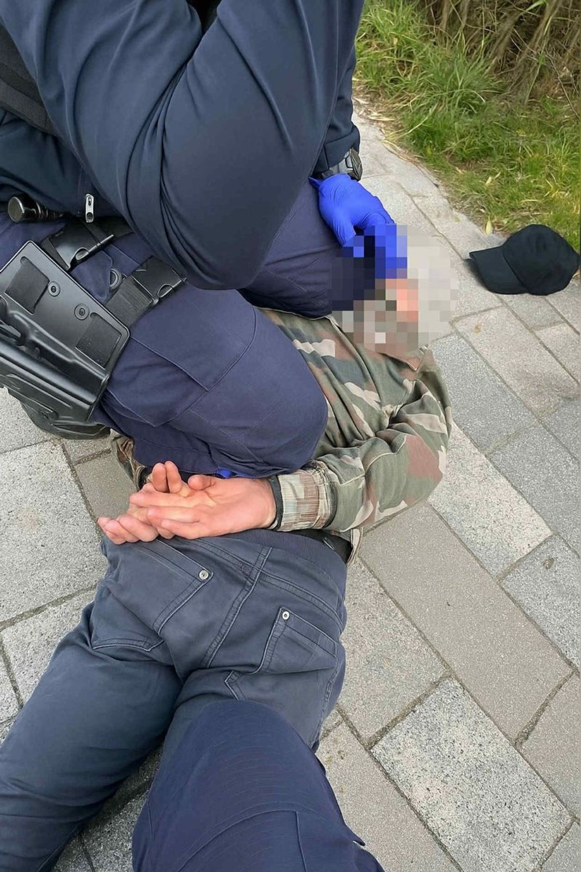 27-latek zaczepiał ludzi i obnażał się w miejscu publicznym. Po obezwładnieniu trafił do szpitala