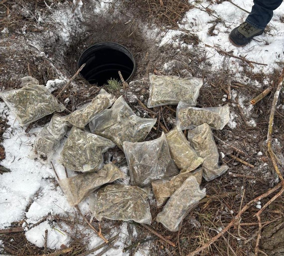 27-latek zakopał narkotyki w beczce. Policjanci znaleźli prawie 3,5 kg różnych nielegalnych substancji