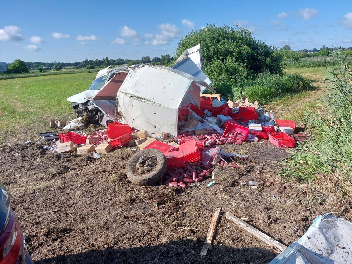 27-latek zasnął za kierownicą dostawczaka. Po dachowaniu auto zostało kompletnie rozbite 27-latek zasnął za kierownicą dostawczaka. Po dachowaniu auto zostało kompletnie rozbite