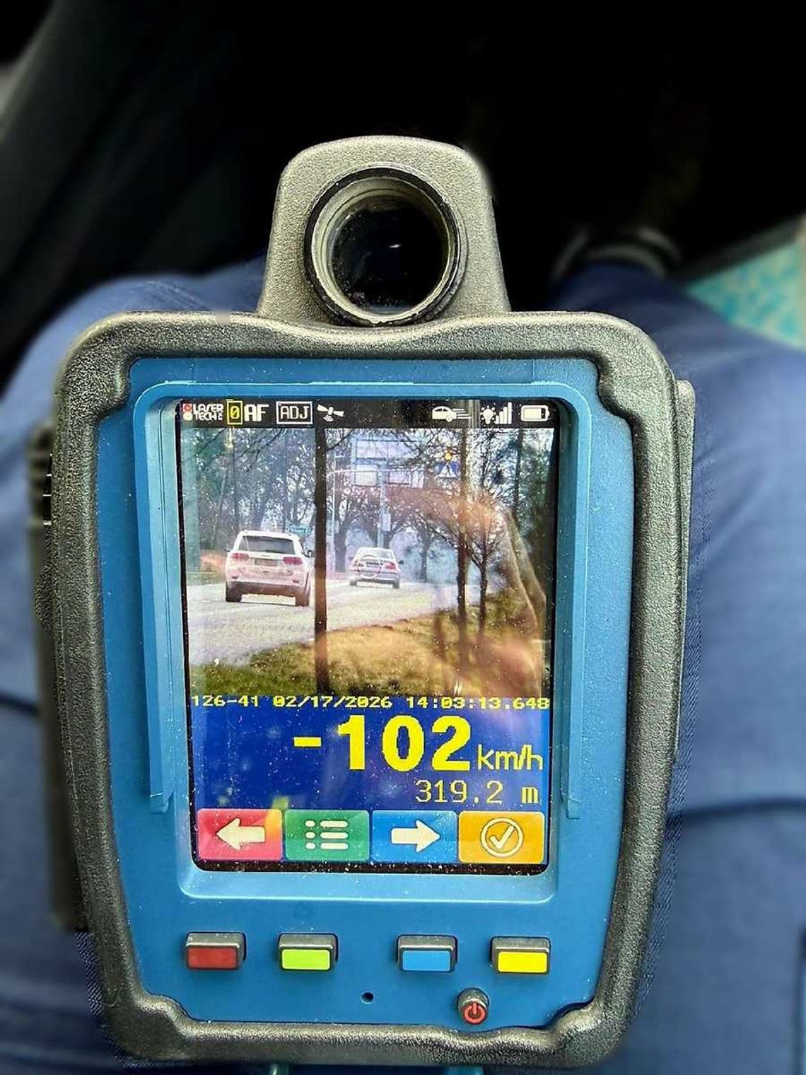 27-latka w BMW minęła policjantów i dodała gazu. Chwilę później pożegnała się z prawem jazdy