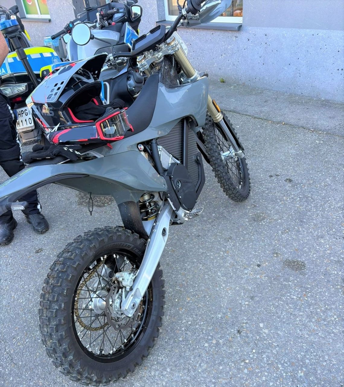 27-letni motocyklista popisywał się jazdą na jednym kole. Policjanci zatrzymali mu prawo jazdy