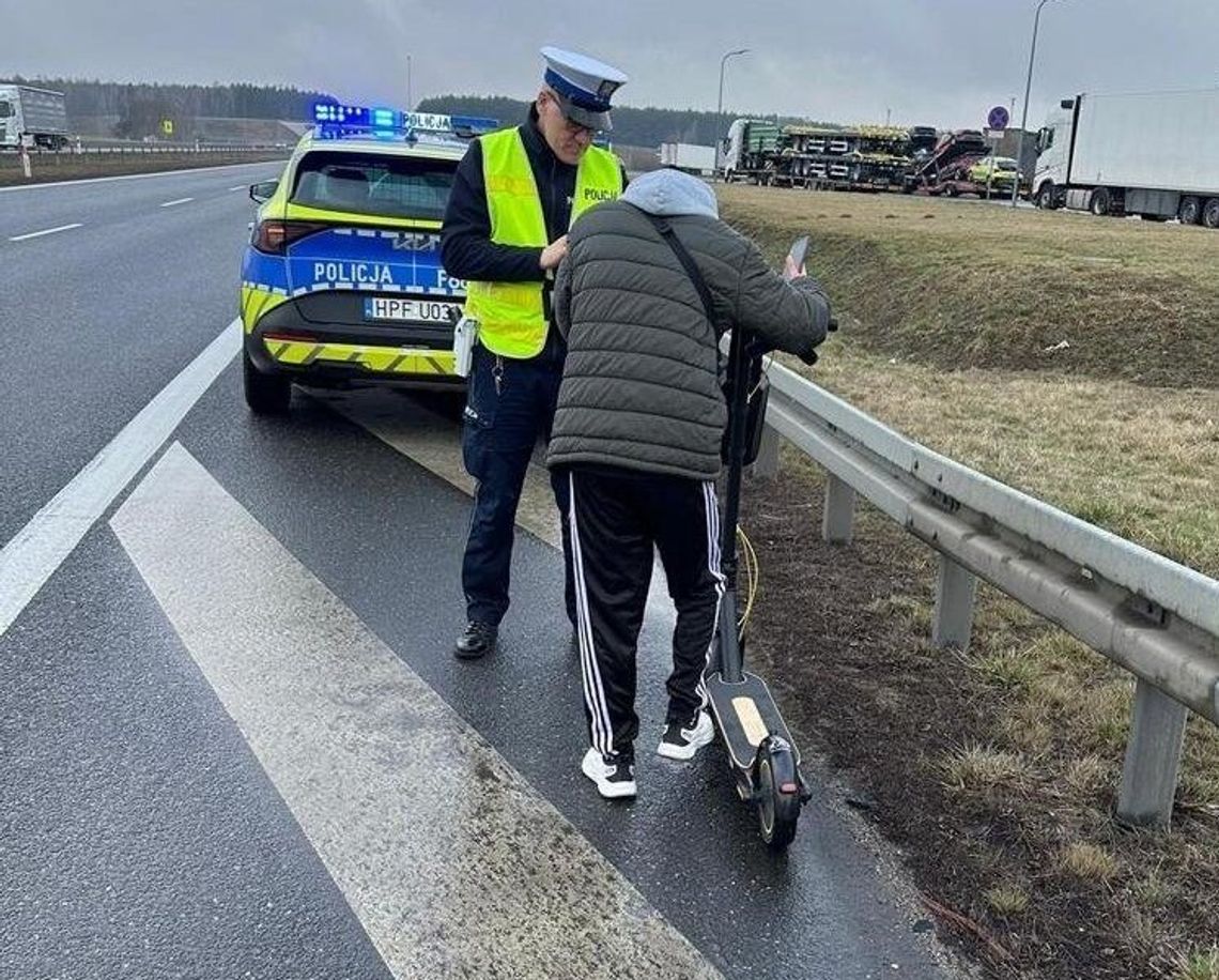 28-latek jechał ekspresówką na hulajnodze elektrycznej. Spieszył się do kosmetyczki