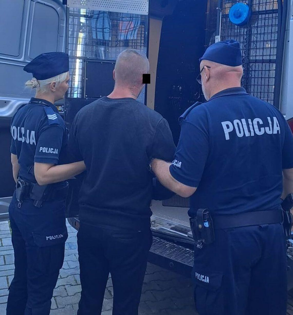 28-latek na zakazie uciekał policji. Podczas pościgu kilkukrotnie wjechał w radiowóz