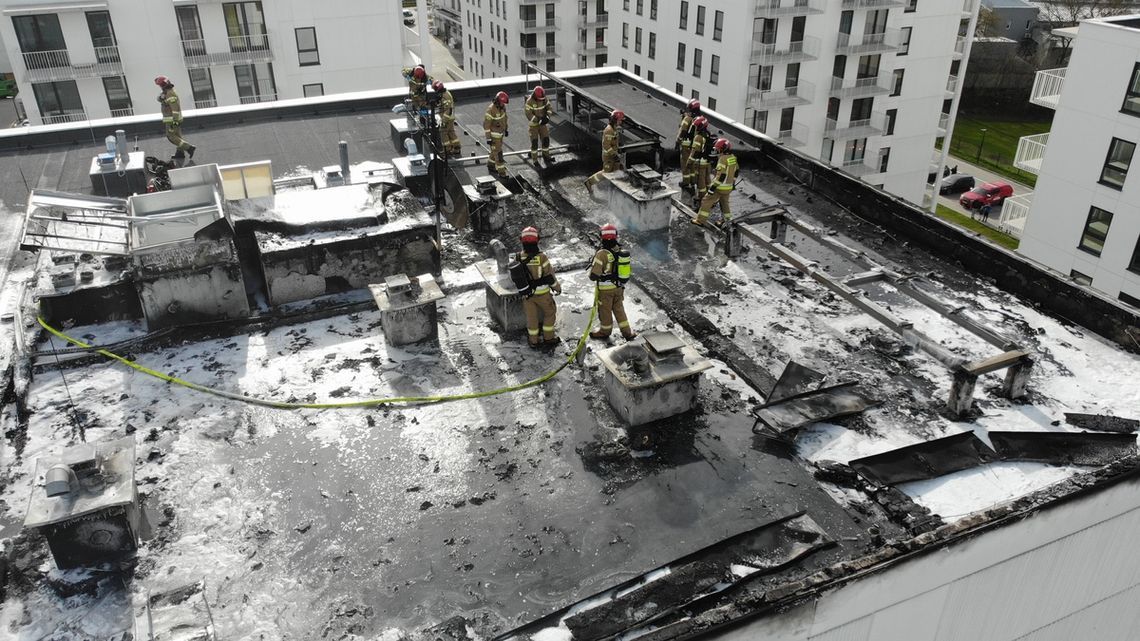 28-latek podłożył ogień na dachu nowego bloku. Został zatrzymany przez policję, był poszukiwany za znęcanie
