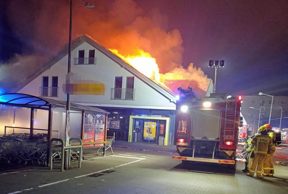 28-latek podpalił supermarket powodując straty na 7 milionów złotych. Przed policją chował się w komórce z drewnem