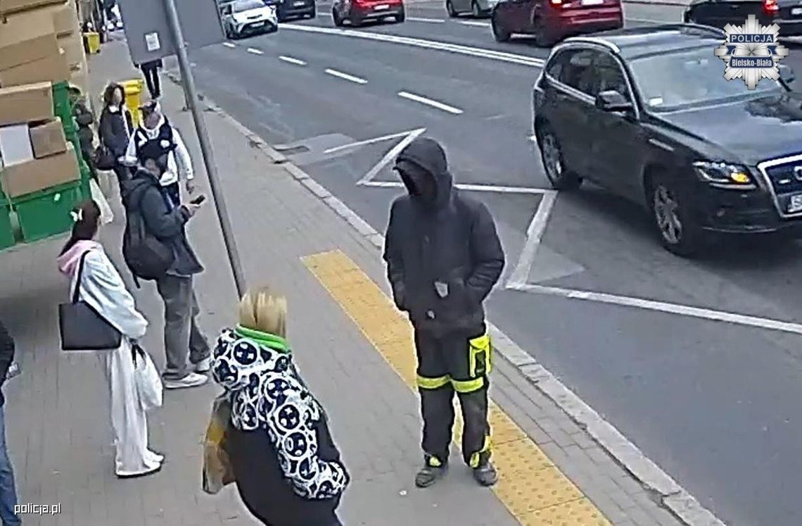 28-latek wyzywał i opluł w autobusie 12-letniego chłopca, bo nie podobał mu się kolor jego skóry