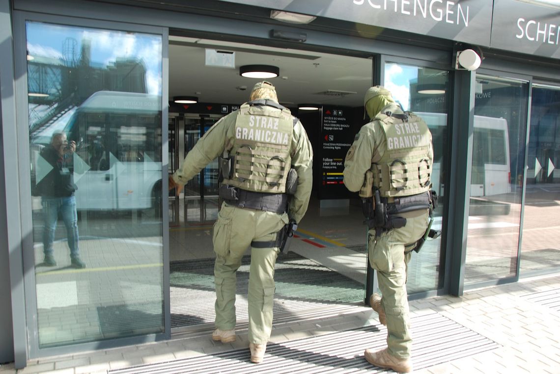 29-latek deportowany z Holandii do Polski. Był ścigany na podstawie dziewięciu listów gończych