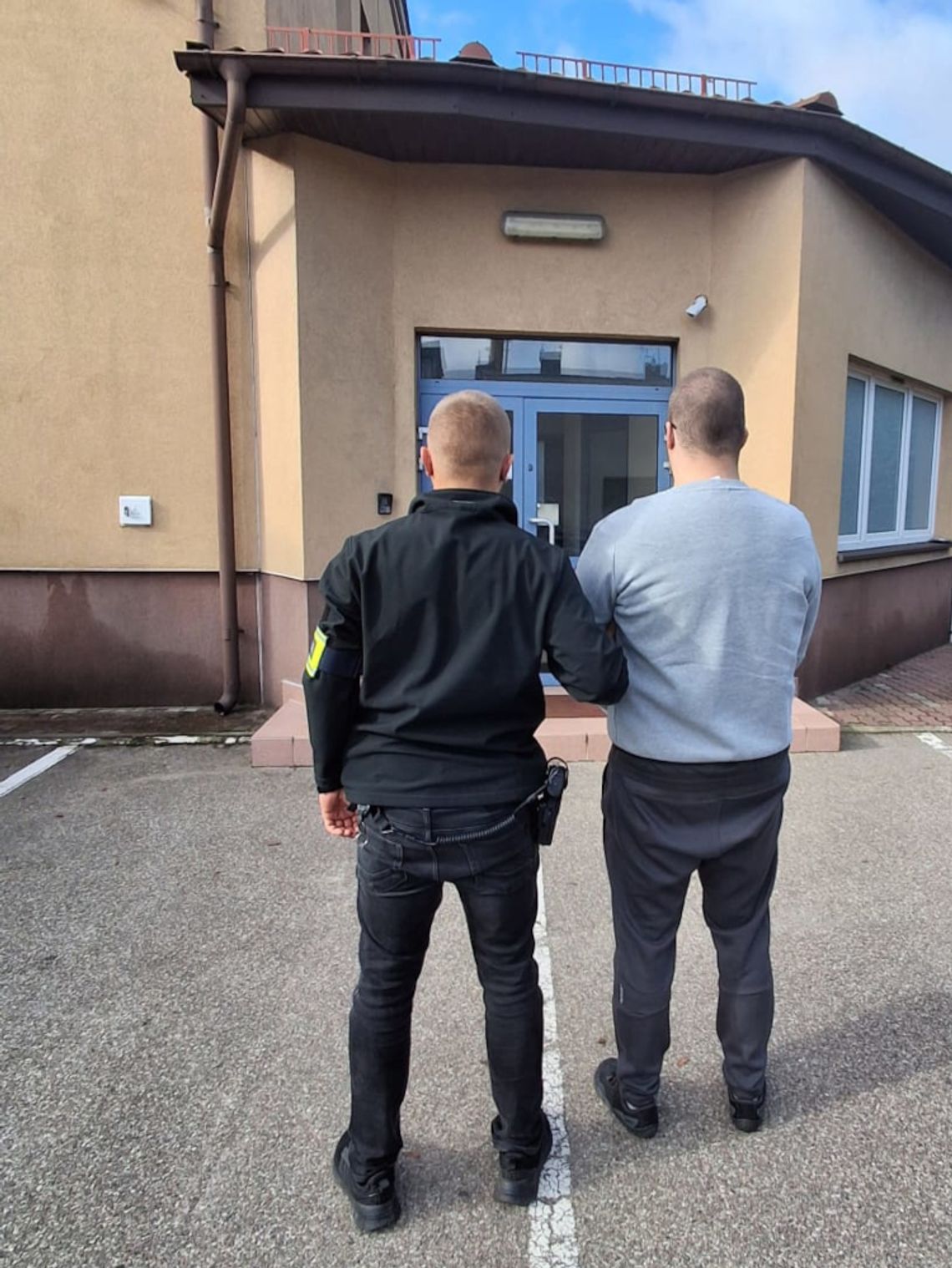 29-latek miał sprytny plan na oszustwo. Kupił szlifierkę, drugą wziął z półki i oddał za pieniądze