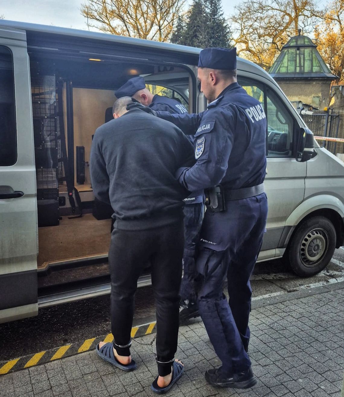 29-latek podejrzany o zabicie siostry i jej chłopaka. Po ataku nożem ukrywał się na strychu 29-latek podejrzany o zabicie siostry i jej chłopaka. Po ataku nożem ukrywał się na strychu