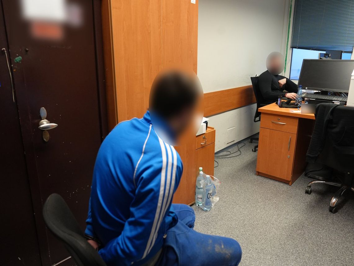 29-latek ścigany za gwałt zatrzymany przez "łowców głów". Miał mnóstwo skrytek i monitoring domu
