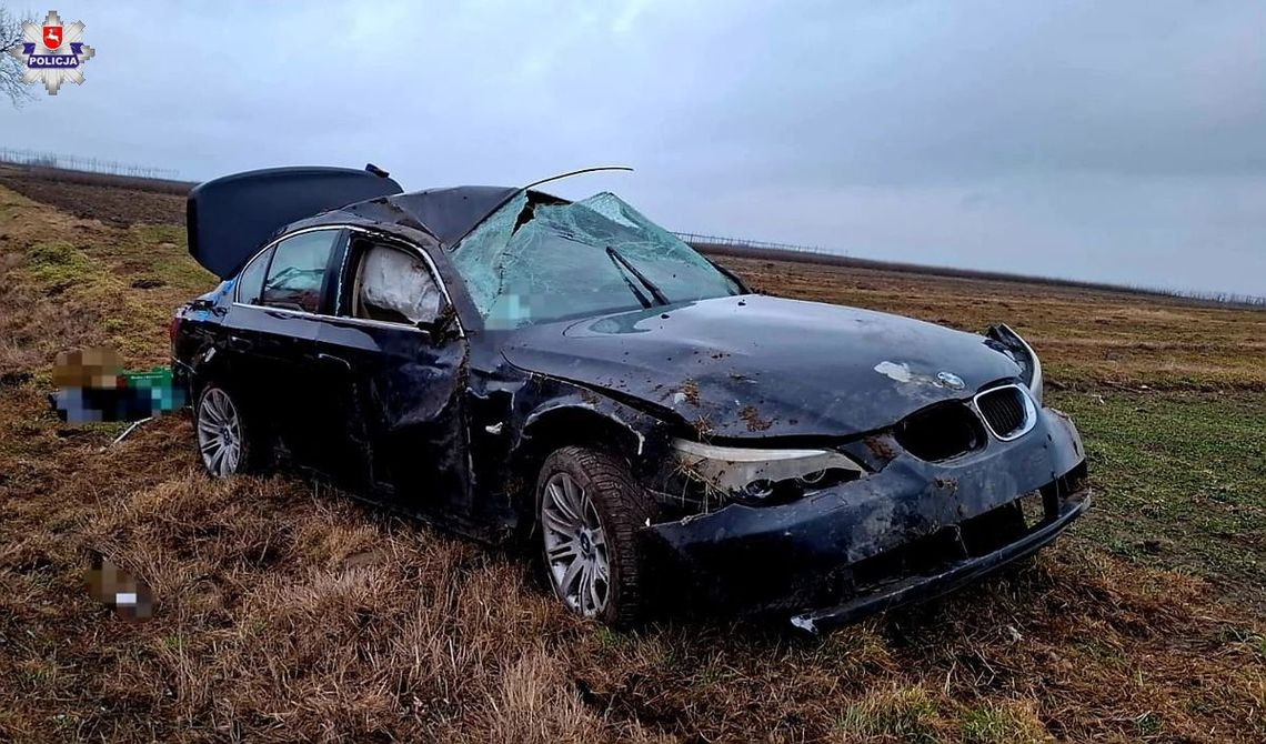 29-latek stracił panowanie nad autem i dachował na polu. Kierowca wydmuchał trzy promile