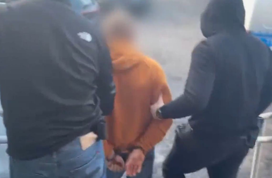 29-latek uwięziony i brutalnie pobity przez kolegów. Jeden uderzał młotkiem, drugi to nagrywał