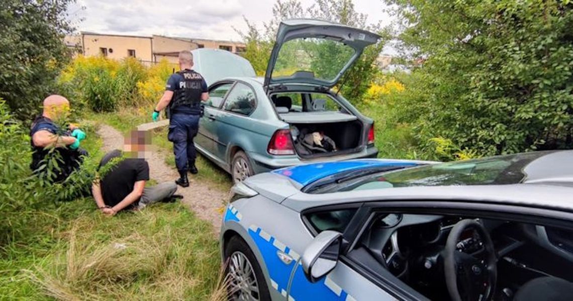 29-latek zatrzymany po policyjnym pościgu. Uciekał, bo był poszukiwany i jechał pod wpływem 29-latek zatrzymany po policyjnym pościgu. Uciekał, bo był poszukiwany i jechał pod wpływem