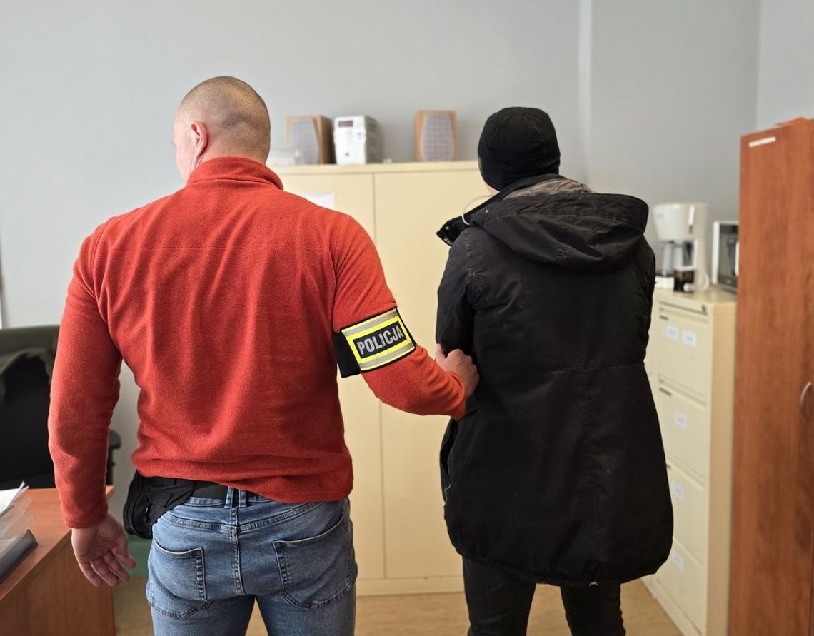 29-latek zatrzymany za rozbój na przystanku. Grożąc pobiciem zabrał mężczyźnie telefon i pieniądze