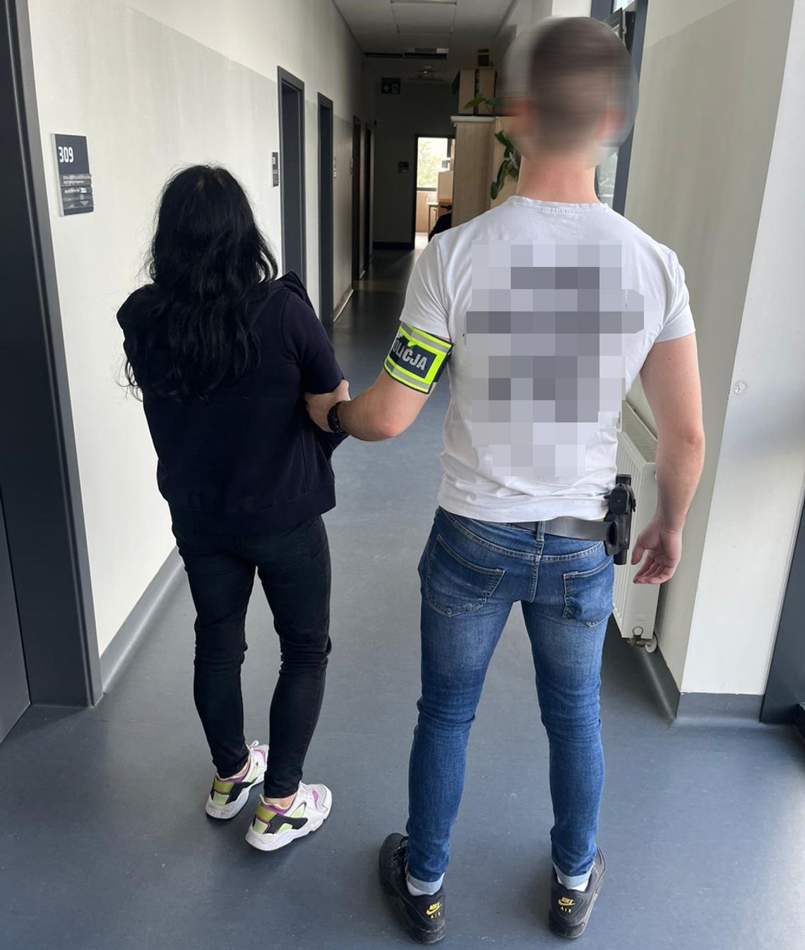 29-latka ukradła pieniądze i szarpała się z ekspedientką. Udało jej się uciec przez zaplecze sklepu